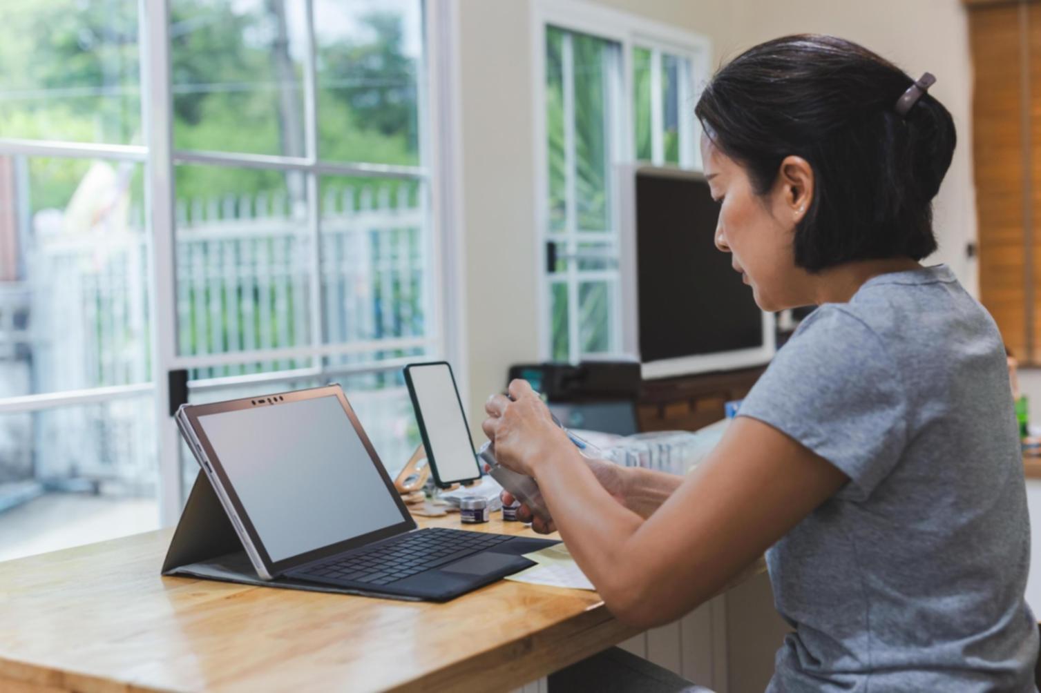 Estudiantes trabajando en análisis de sitios web con herramientas profesionales