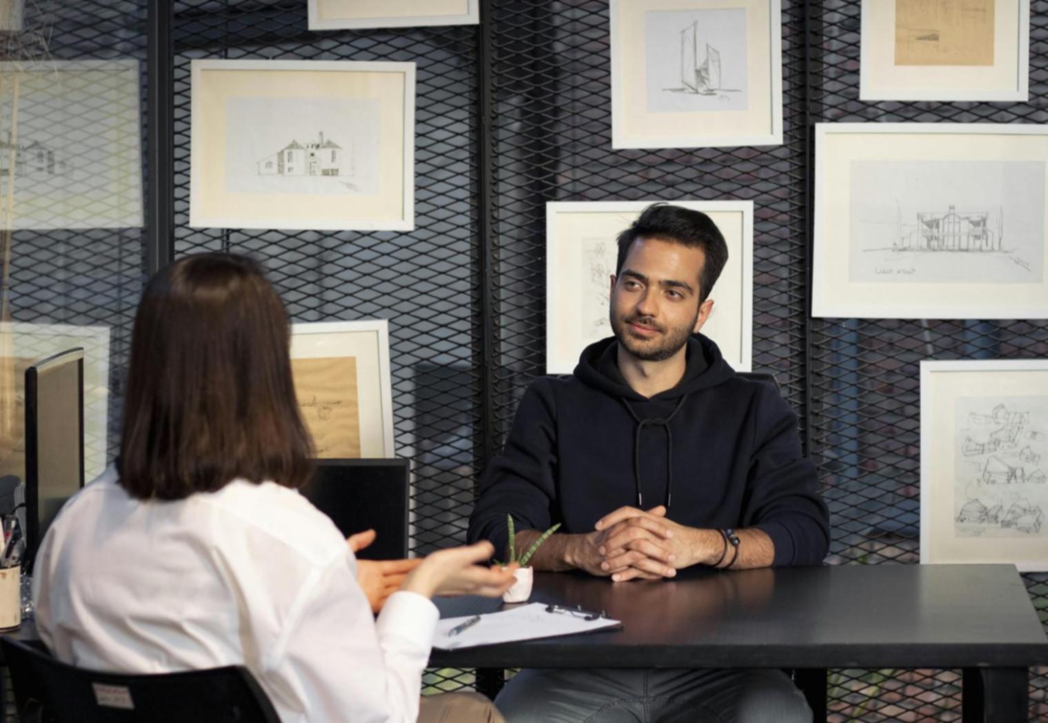 Equipo revisando análisis de rendimiento web y métricas de posicionamiento